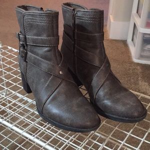 Women’s size 8 grey ankle boots
